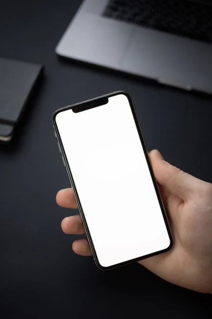 Une tablette affichant un site web financier, à côté d’un clavier et d’une souris blancs. Parfait pour des images de stock sur le thème de la technologie.
